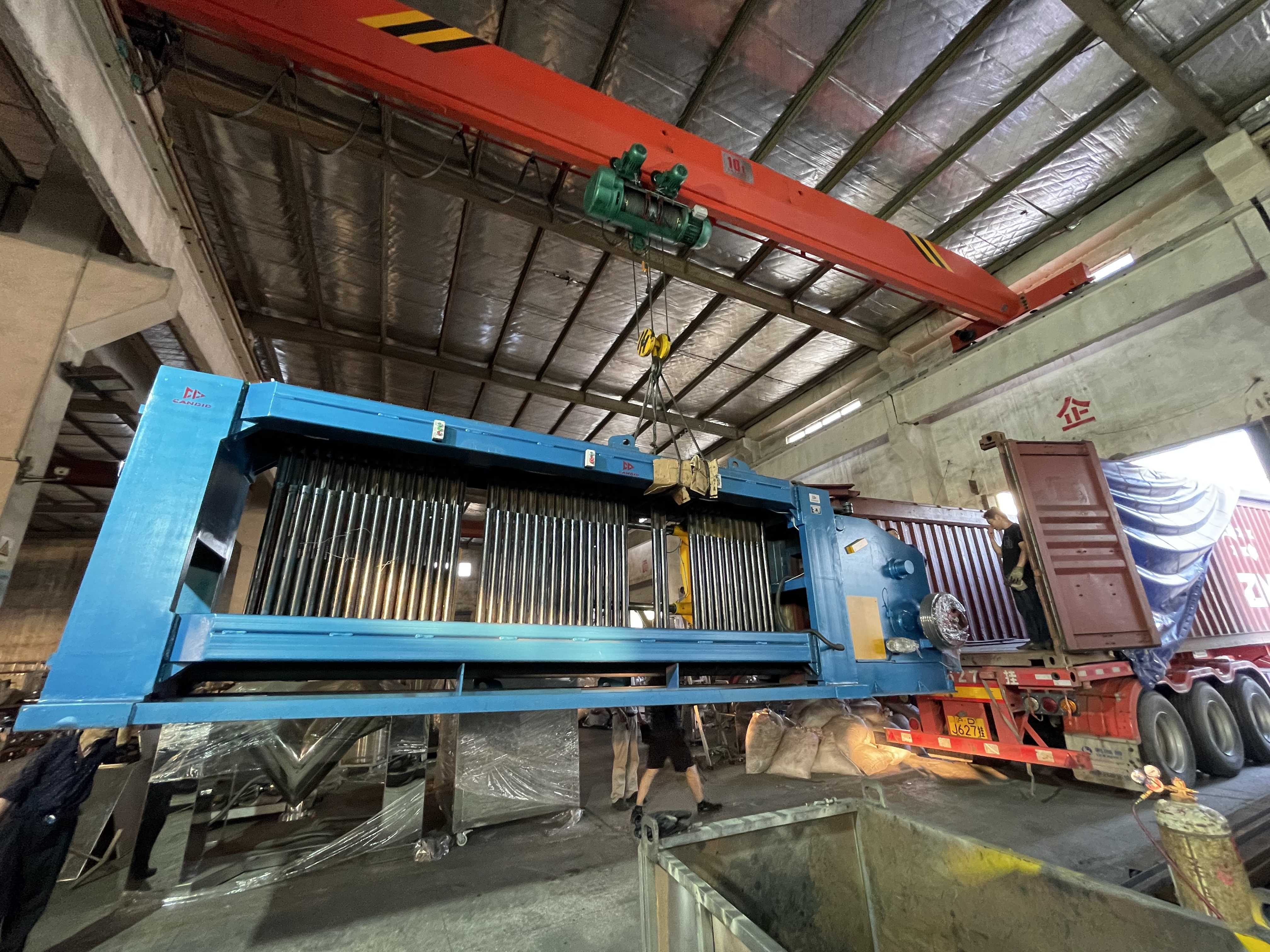 Loading container for gabion production line